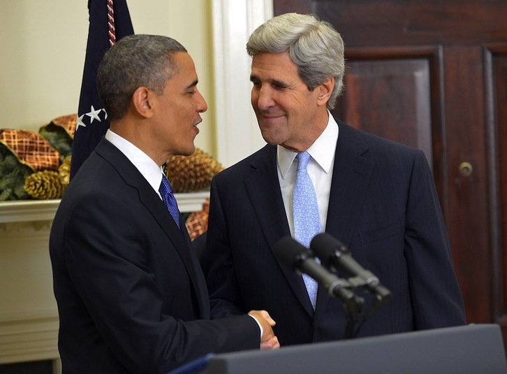 Obama estrecha la mano a Kerry tras anunciar su candidatura. (Mandel NGAN/AFP)