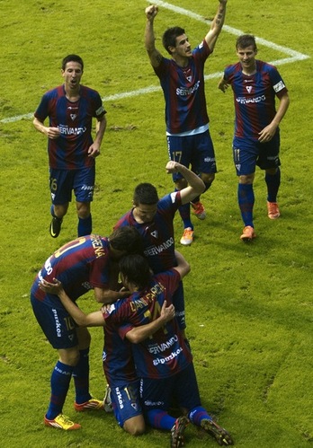 Varios jugadores del Eibar celebran un gol en el partido que enfrentó al equipo armero y al Alavés. (Juanan RUIZ/ARGAZKI PRESS)