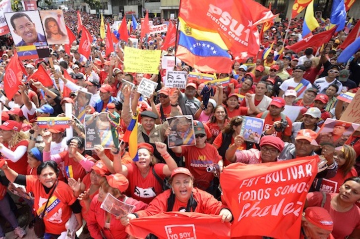 El centro de Caracas se ha teñido de rojo para apoyar a Chávez y a la Revolución Bolivariana. (Leo RAMÍREZ/AFP PHOTO)
