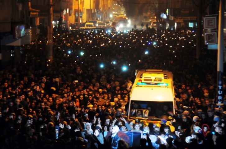 Miles de personas recibieron en Diyarbakir a los restos mortales de las activistas kurdas. (Mehmet ENGIN/AFP) 