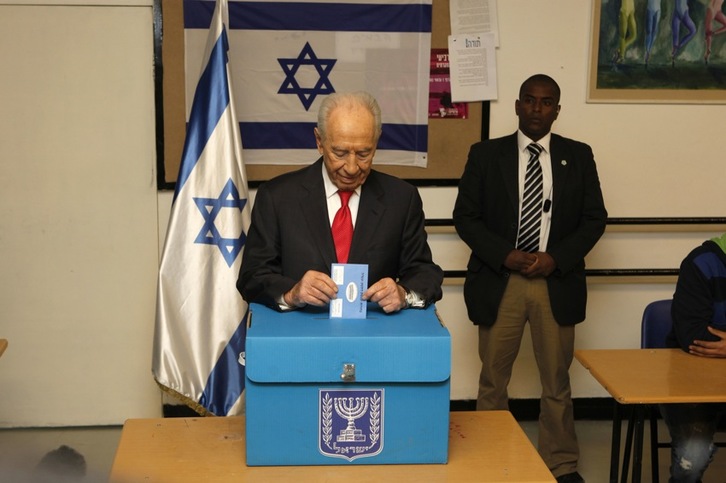 El presidente de Israel, Simon Peres, deposita su voto. (Gali TIBBON/AFP) 