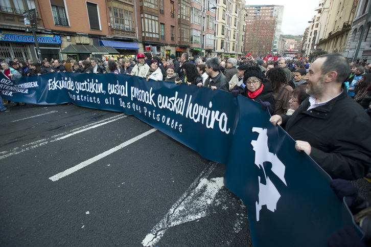 Pancarta de la multitudinaria manifestación que se celebró el pasado 12 de enero en Bilbo. (Raul BOGAJO / ARGAZKI PRESS)