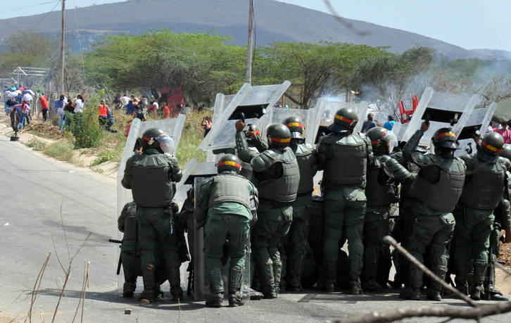 Funcionarios de la GNB desplegados en los alrededores de la cárcel. (Dedwilson ALVAREZ-Diario EL Impulso / AFP)