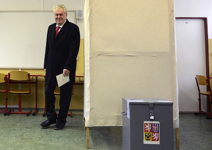 Milos Zeman ejerce su derecho a voto en un colegio electoral de Praga. (AFP)