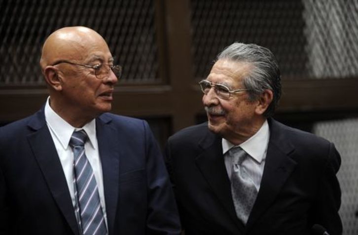 Ríos Montt, a la derecha, charla con su abogado durante la vista. (Johan ORDÓÑEZ/AFP PHOTO)