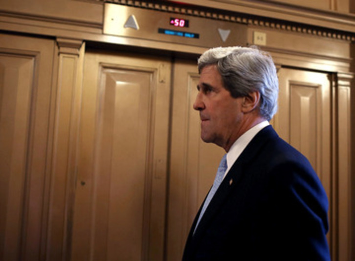 John Kerry, en los pasillos del Senado estadounidense. (Mark WILSON/AFP PHOTO)