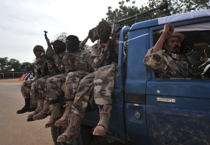 Soldados malienses entran en la localidad de Ansongo, cerca de la ciudad de Gao. (Kambou SIA/AFP) 