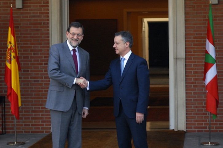El lehendakari, Iñigo Urkullu, estrecha la mano de Mariano Rajoy a las puertas de La Moncloa en una visita anterior. (WEB DE LA MONCLOA)