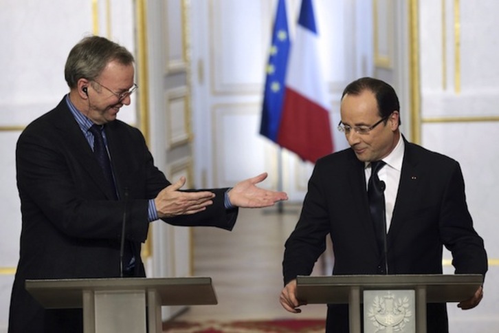 Schmidt y Hollande, en la comparecencia en la que han presentado el acuerdo. (Philippe WOJAZER/AFP PHOTO)