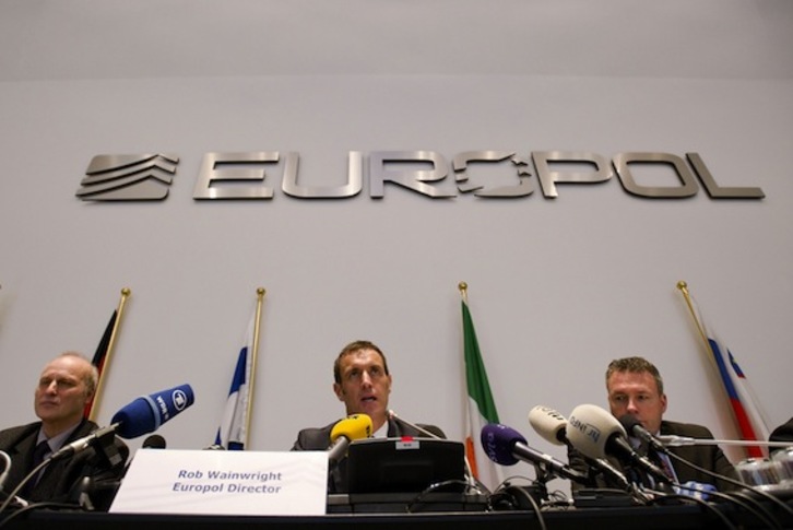 El director de Europol, Rob Wainright, en el centro, durante su comparecencia en La Haya. (Robin VAN LONKHUIJSEN/AFP PHOTO)