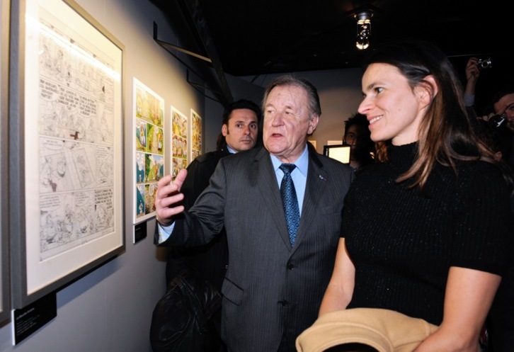 Albert Uderzo visitó el festival de Angulema junto a la ministra francesa de Cultura, Aurelie Filipetti. (Jean-Pierre MULLER/AFP) 