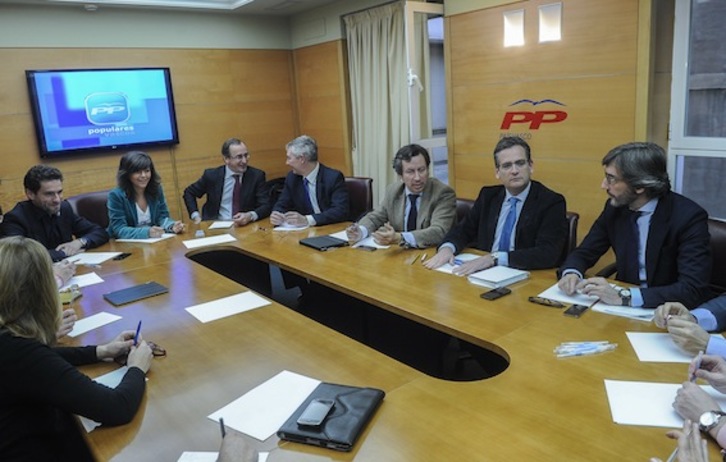 Imagen de la reunión entre varios dirigentes del PP con el vicesecretario de Organización del partido, Carlos Floriano. (Luis JAUREGIALTZO/ARGAZKI PRESS)