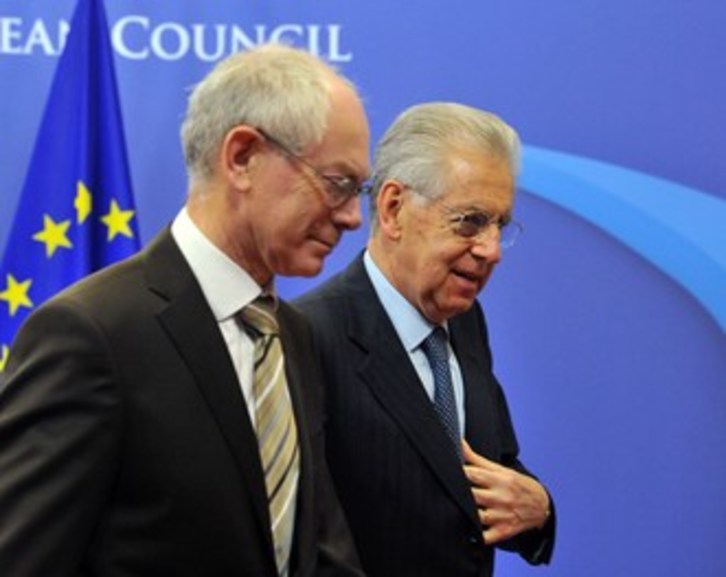 El presidente del Consejo Europeo, Herman Van Rompuy, junto al primer ministro italiano, Mario Monti. (Georges GOBET/AFP PHOTO)
