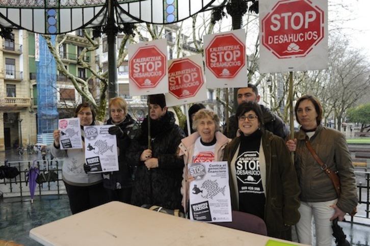 Representantes de Stop Desahucios Gipuzkoa, en la rueda de prensa. (ARGAZKI PRESS)