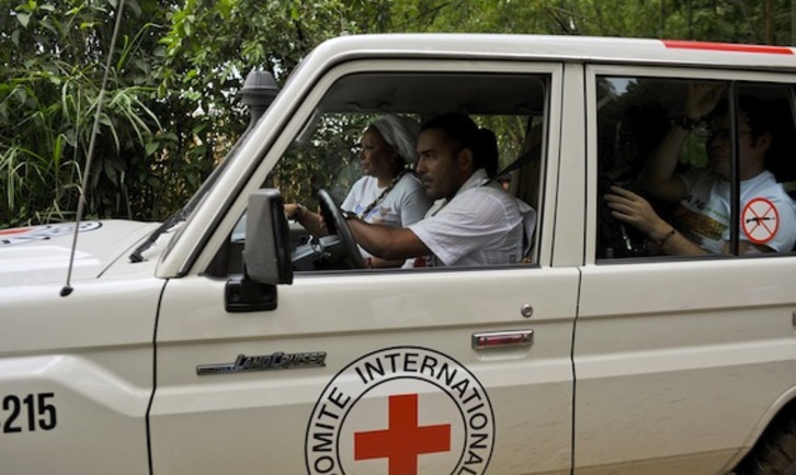 Uno de los vehículos del operativo de rescate, con Piedad Córdoba a bordo. (Luis ROBAYO/AFP PHOTO)