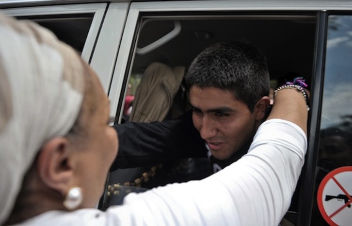 Uno de los liberados abraza a una mujer. (Luis ROBAYO/AFP)