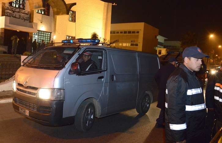 Fuerzas de seguridad de Marruecos custodian el tribunal que ha condenado alos saharauis. (Fadel SENNA / AFP)