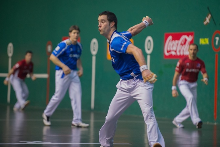 Arretxe golpea una pelota en el partido disputado en el Beotibar. (Andoni CANELLADA/ARGAZKI PRESS)