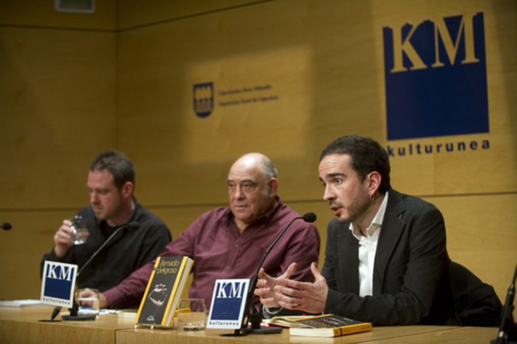 Ronnie Kasrils e Iñaki Soto, en el Koldo Mitxelena de Donostia. (Juan Carlos RUIZ/ARGAZKI PRESS)
