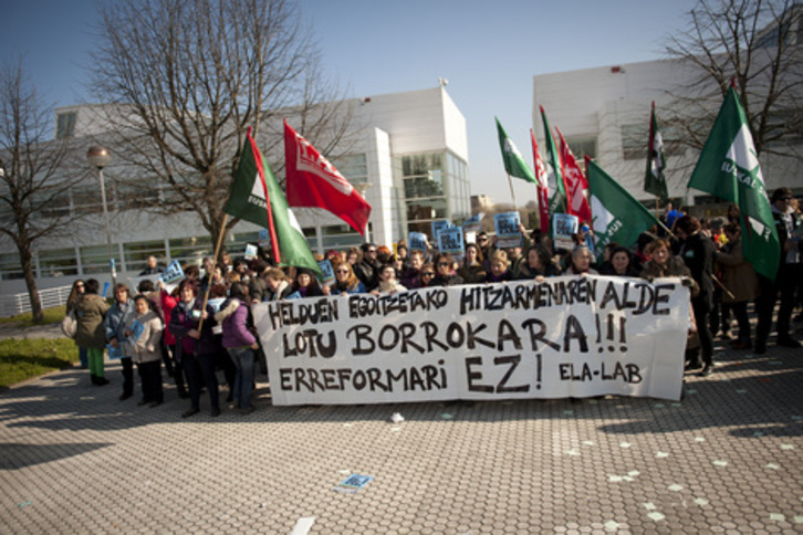 Protesta de sindicatos y trabajadores de las residencias ante la sede de Adegi. (Gari GARAIALDE/ARGAZKI PRESS)