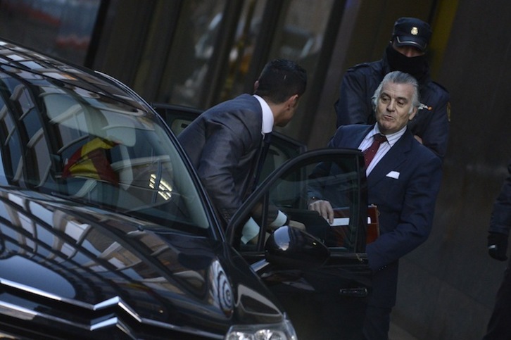 Luis Bárcenas sale de la Audiencia Nacional tras declarar ante el juez Ruz. (Pedro ARMESTRE/AFP)