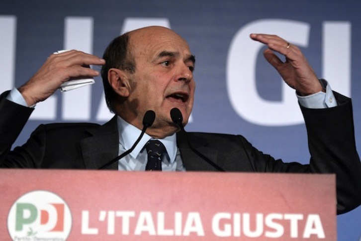 El líder del Partido Democrático, Pierluigi Bersani, durante su comparecencia ante los medios. (Alberto PIZZOLI/AFP)