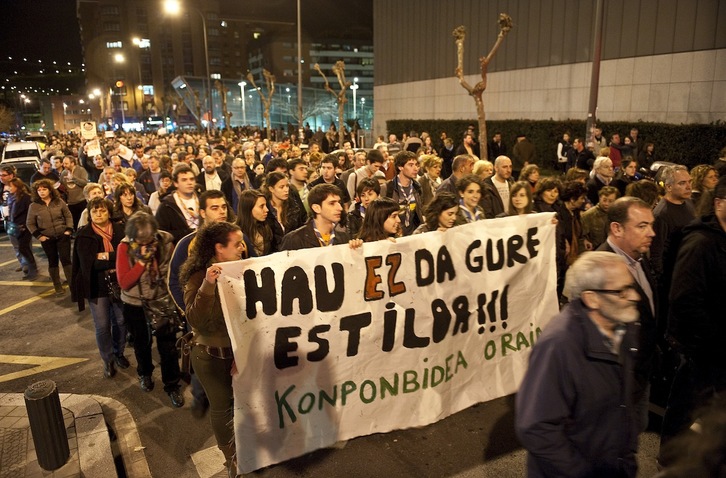 Imagen de la manifestación que ha recorrido las calles de Bilbo en protesta por el suicidio por un desahucio. (Jon HERNAEZ/ARGAZKI PRESS)