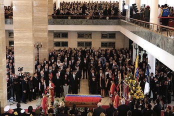 Fotografía difundida por la Presidencia venezolana que muestra una imagen general del funeral de Hugo Chávez. (AFP)