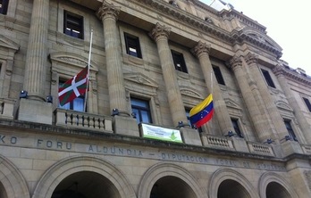 Las banderas vasca y venezolana a media asta en la Diputación de Gipuzkoa. (NAIZ.INFO)