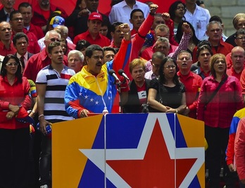El presidente encargado de Venezuela, Nicolás Maduro, saluda a los congregados en el acto de registro  de su candidatura. (Luis ACOSTA/AFP PHOTO)