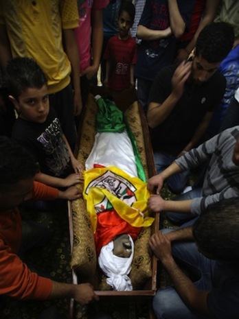 Palestinos trasladan el cadáver de Muayed Nazih. (Abbas MOMANI/AFP PHOTO)