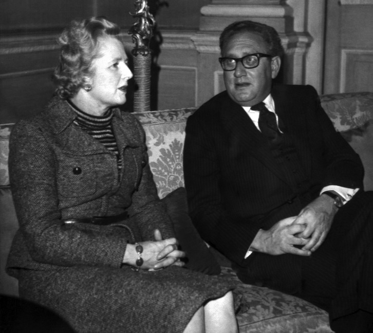 Henry Kissinger, junto a Margaret Thatcher, en una imagen de 1974. (AFP PHOTO)