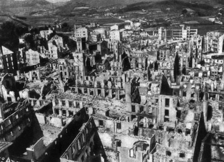 Imagen de Gernika tras el bombardeo.