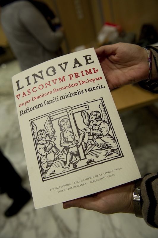 ‘Linguae Vasconum Primitiae’ren faksimile edizioa aurkeztu zuten 2011ko abenduan Gasteizko Legebiltzarrean. (Raul BOGAJO/ARGAZKI PRESS)