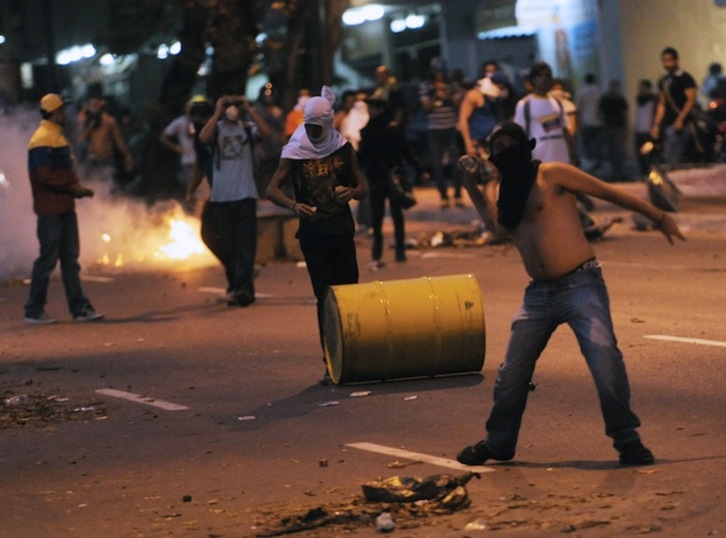 Opositores a Maduro arrojan piedras en Caracas. (Leo RAMÍREZ/AFP) 
