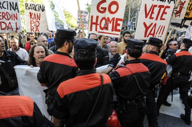 Protesta contra Yolanda Barcina a las puertas del Parlamento. (Jagoba MANTEROLA/ARGAZKI PRESS)