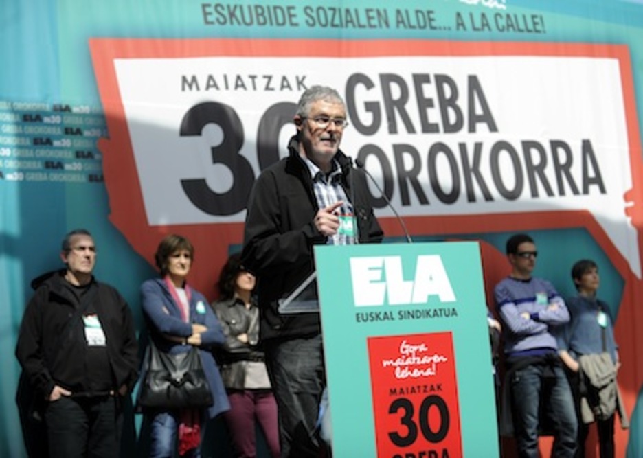 Adolfo Txiki Muñoz ELAko idazkari orokorra, Bilboko manifestazioaren aurretik egin duen hitzartzean. (Marisol RAMIREZ/ARGAZKI PRESS)