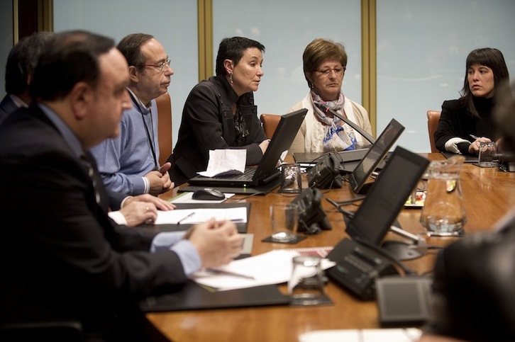 Los padres de Iñigo Cabacas han comparecido en la Comisión de Seguridad e Instituciones. (Raúl BOGAJO/ARGAZKI PRESS)