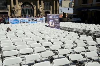Herrira ha colocado 600 sillas vacías en recuerdo de los presos vascos. (Idoia ZABALETA / ARGAZKI PRESS)