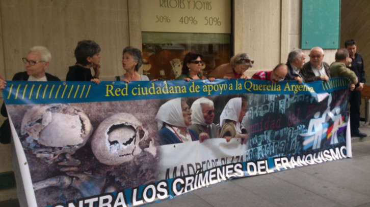 Concentración ante el consulado argentino en Madrid. (Alberto PRADILLA)