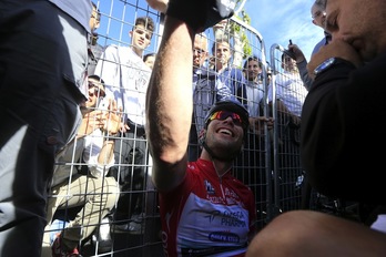 Cavendish celebra su victoria con sus compañeros de equipo tras cruzar la meta. (Luk BENIES/AFP)