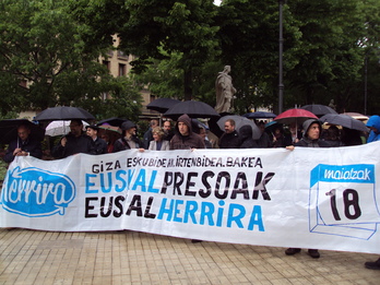 Concentración realizada ante el Parlamento de Iruñea llamando a secundar las iniciativas de este sábado. (Iñigo URIZ / ARGAZKI PRESS)