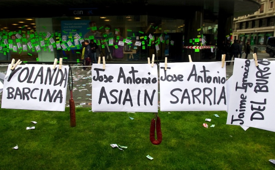 Chorizos y carteles contra responsables políticos y económicos de Nafarroa. (Idoia ZABALETA/ARGAZKI PRESS)