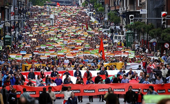 Manifestación celebrada en 2002 en Bilbo tras las detenciones de diez militantes abertzales. (Jon HERNAEZ/ARGAZKI PRESS)