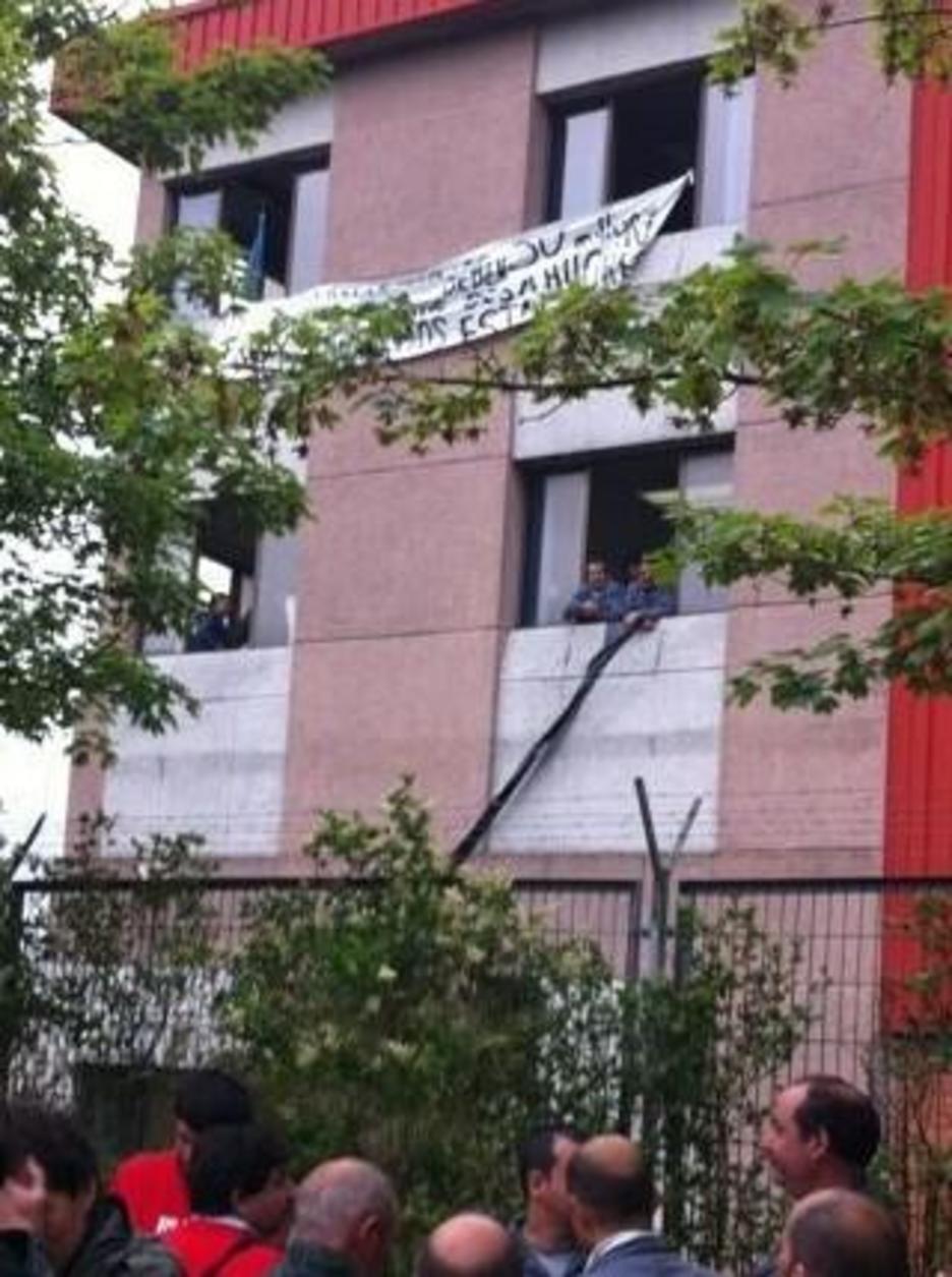 Los trabajadores han colgado una pancarta de protesta en la fachada. (@ErreHarria)