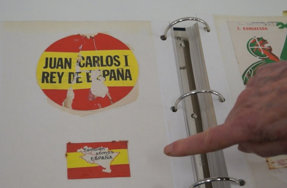 Pegatinas pro monarquía española de la década de 1970 que muestran el mapa de Hego Euskal Herria. (Gotzon ARANBURU)