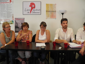 Familiares, abogados y representantes de la Liga de Derechos Humanos, en la rueda de prensa de Toulouse. (Aitor RENTERIA)