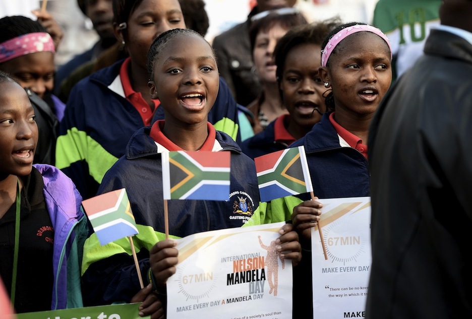 Escolares cantan delante del hospital en el que Mandela permanece ingresado (Stephane DE SAKUTIN / AFP)