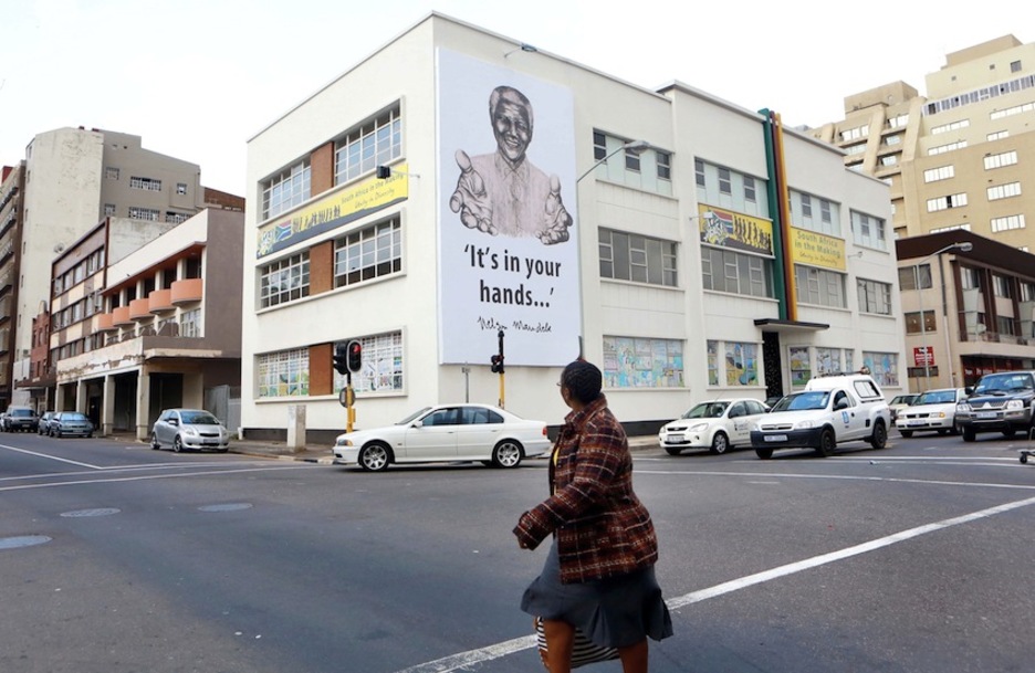 Cartel de homenaje en un instituto de Durban (Rajesh JANTILAL / AFP)