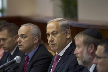 Netanyahu durante la reunión del Gobierno. (Ronen ZVULUN / AFP)